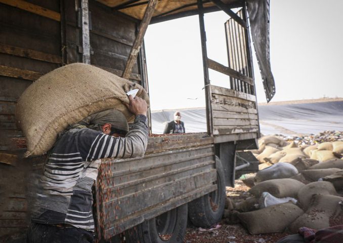 پایتخت فسادها | کشف 100 تن بادام زمینی فاسد برند معروف ایرانی در جنوب تهران! پایتخت فسادها | کشف 100 تن بادام زمینی فاسد برند معروف ایرانی در جنوب تهران!